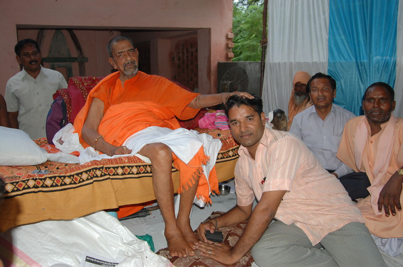 Touching the feet of the elder in a family to show respect and honor for the knowledge and experience he has contributed. Photo on Wikimedia Commons (https://commons.wikimedia.org/wiki/File:Abheya_singh_Daliyan_Satguru_Samandas_ji_se_aashirwad_lete_hyye.jpg)