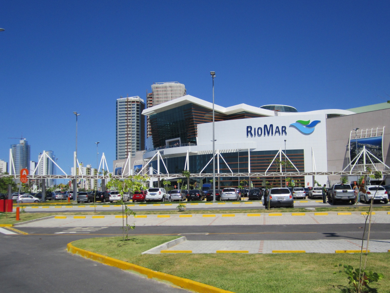 Photo on Wikimedia Commons (https://commons.wikimedia.org/wiki/File:RioMar_Shopping_-_Recife,_Pernambuco,_Brazil%285%29.jpg)