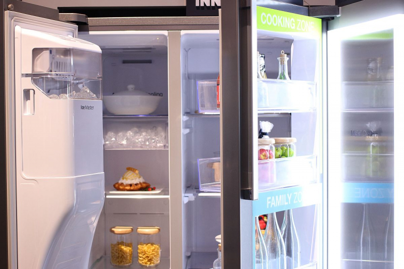 Photo on Wikimedia Commons (https://commons.wikimedia.org/wiki/File:Samsung_French_Door_Refrigerator_with_Food_Showcase_Design_%2816676046120%29.jpg)