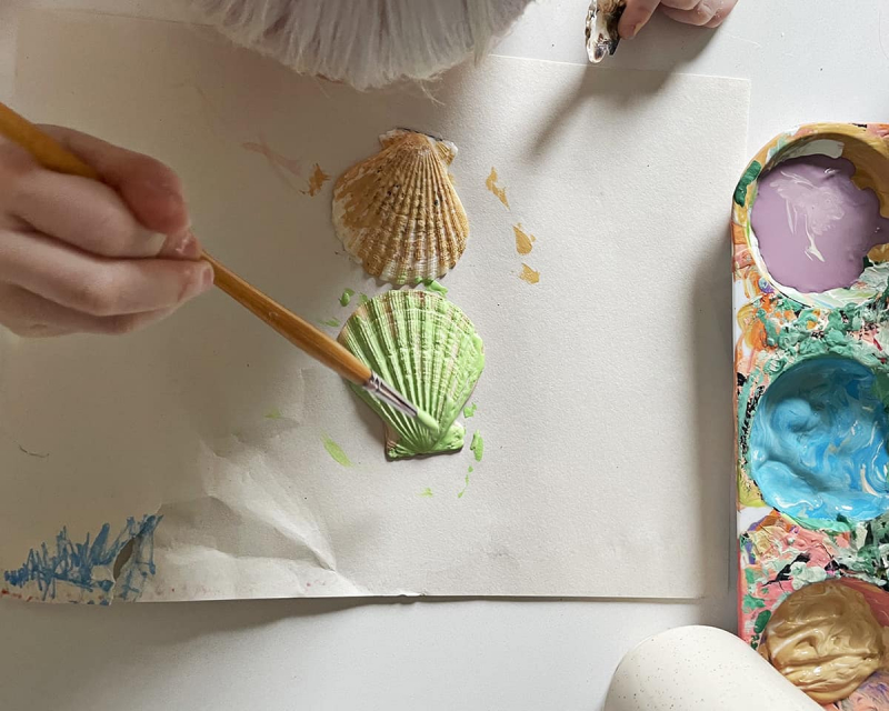 Seashell Painting Outdoor Activity - Photo via Pinterest