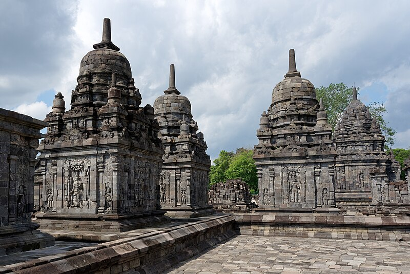 Photo by https://commons.wikimedia.org/wiki/File:Candi_Sewu,_Central_Java,_Indonesia,_20220818_1354_9257.jpg