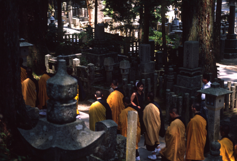 Shingon Buddhism - Photo on Wikimedia Commons (https://commons.wikimedia.org/wiki/Category:Shingon_Buddhist_monks#/media/File:KoyaMonks.jpg)