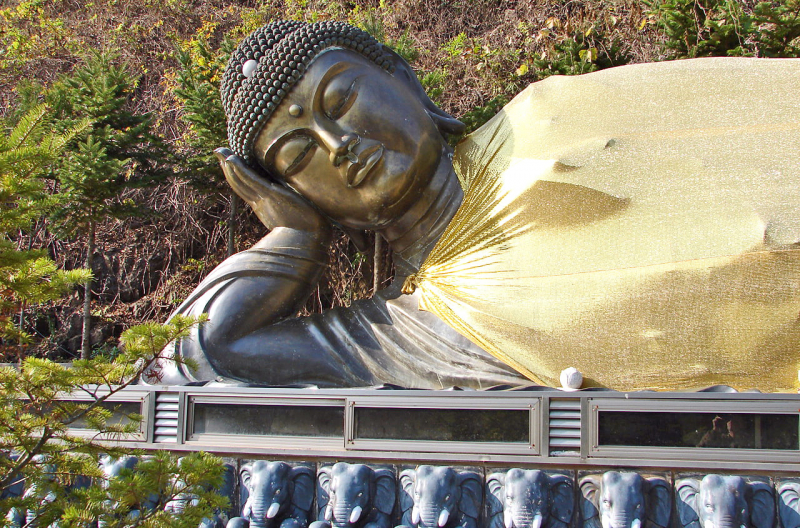 Photo on Wikimedia Commons (https://commons.wikimedia.org/wiki/File:Manbulsa_Nirvana_statue,_or_Reclining_Buddha_11-10238.JPG)