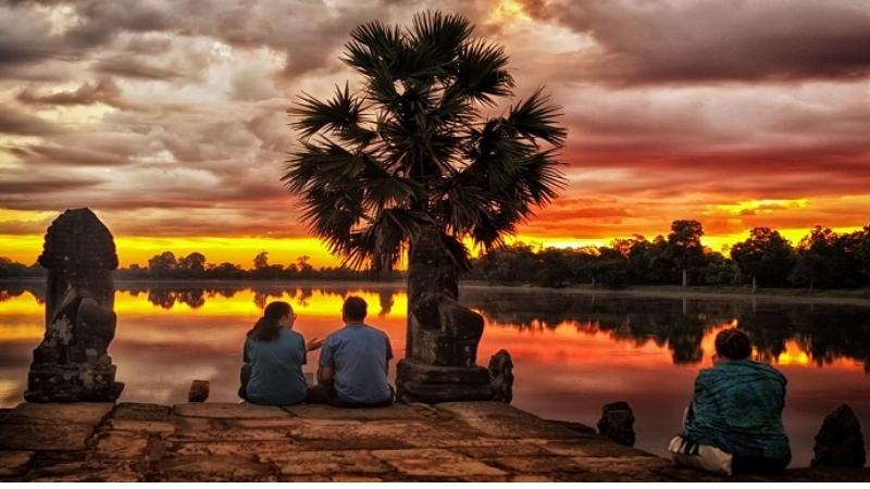 Tourists enjoy the sunset at Srah Srang Lake - bestpricetravel.com