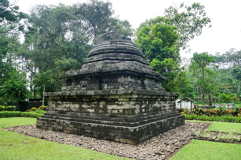 Photo by https://commons.wikimedia.org/wiki/File:050_View_from_South,_Candi_Sumberawan_%2840372729382%29.jpg