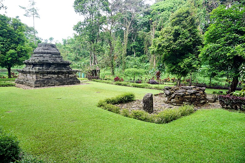 Photo by https://commons.wikimedia.org/wiki/File:051_Stupa_and_Perwara,_Candi_Sumberawan_%2840372723112%29.jpg