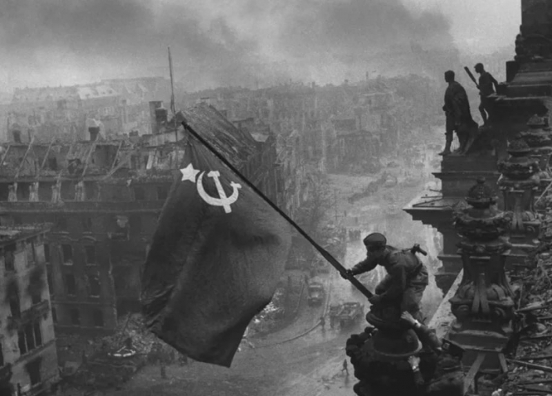Soviet soldiers raised the Red Flag on the Reichstag -Photo: thoughtco.com