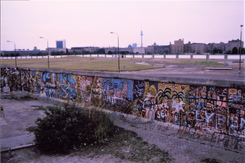 Photo on Wiki: https://commons.wikimedia.org/wiki/File:Berlin_Wall_in_1986_looking_toward_East_Germany.jpg