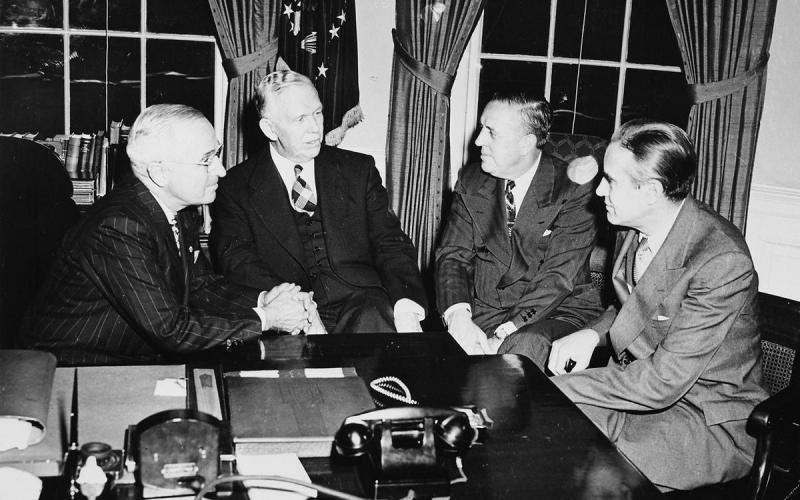 From left to right, President Harry S Truman, General George Marshall, Paul Hoffman and Averell Harriman in the Oval Office discussing the Marshall Plan on November 29, 1948 - Photo: afsa.org