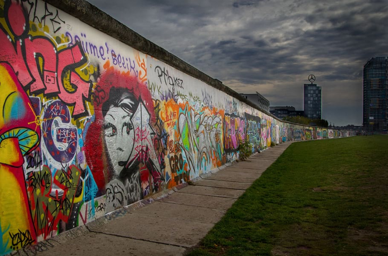 Photo on HDWallpaper: https://www.wallpaperflare.com/berlin-berlin-wall-graffiti-germany-mural-communism-travel-wallpaper-epfcr