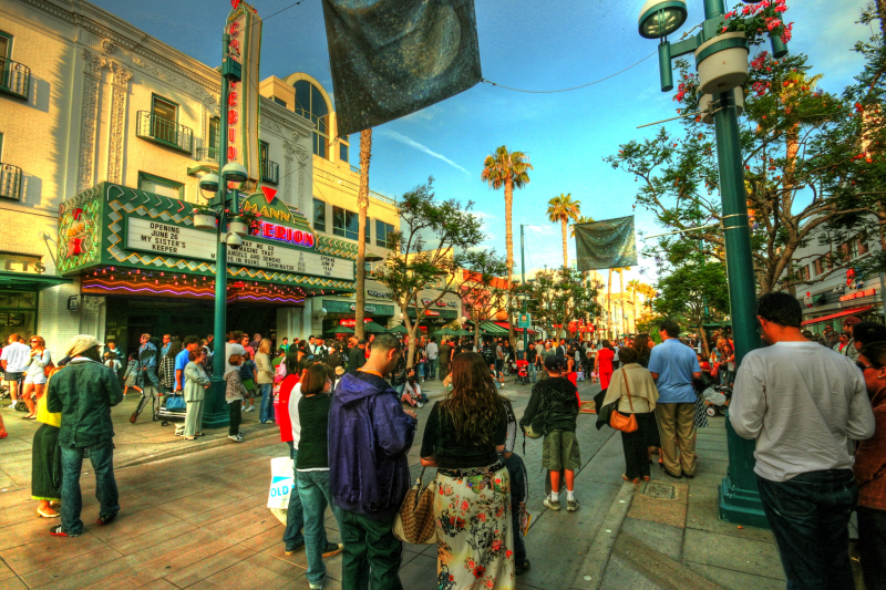 Photo on Wikimedia Commons (https://commons.wikimedia.org/wiki/File:Santa_Monica_3rd_Street_Promenade.jpg)