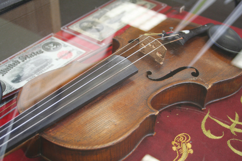 A violin owned by Thomas Jefferson -- www.cmuse.org