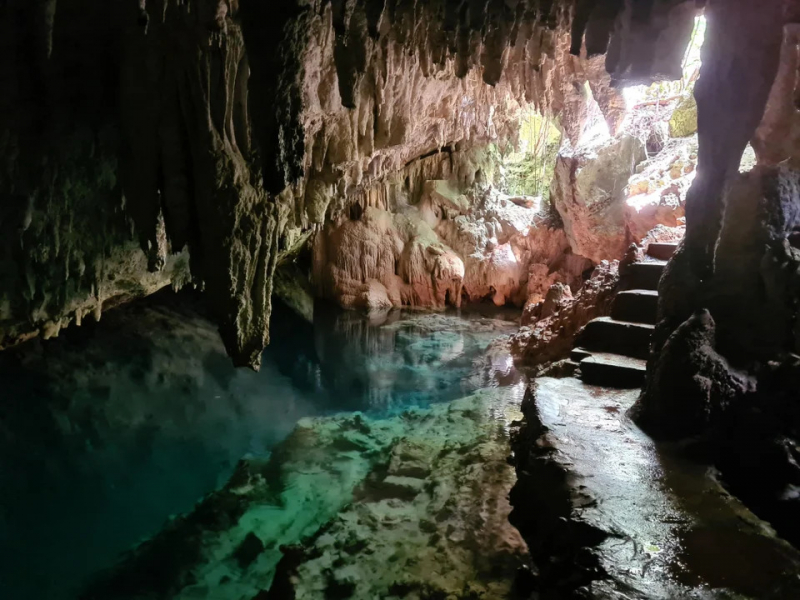 Hidden cave in Tom Moore's Jungle, Bermuda - Photo: https://www.reddit.com/