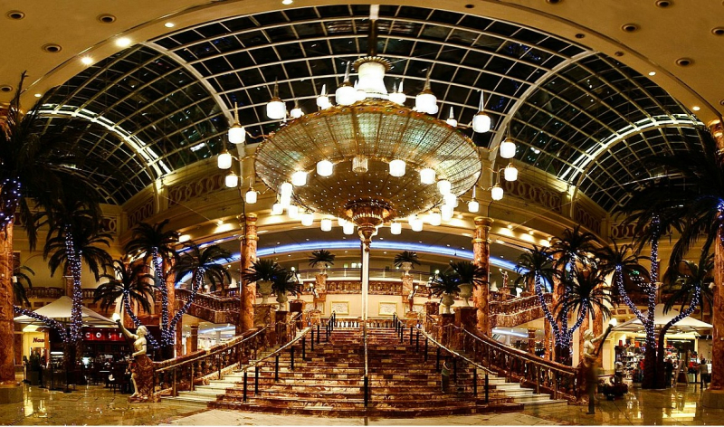 Photo on Wikimedia Commons (https://commons.wikimedia.org/wiki/File:Inside_the_Trafford_Centre.jpg)