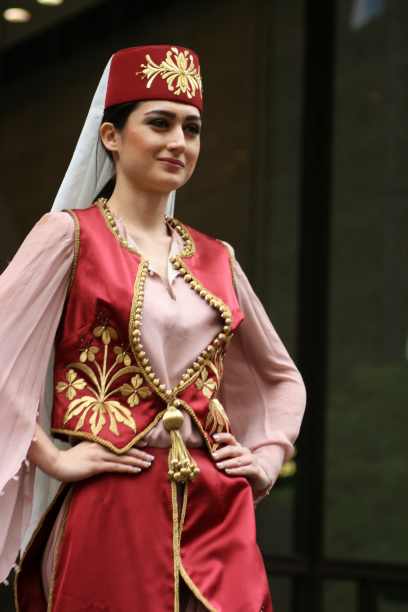 Turkish woman in Ottoman costume - Photo on Wikimedia Commons