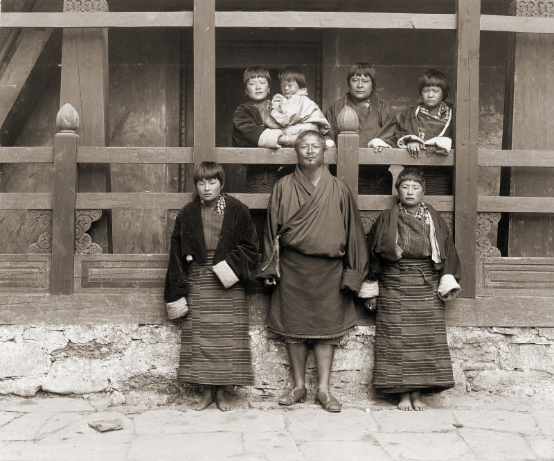 Sir Ugyen Wangchuck and his family, 1905 -commons.wikimedia.org
