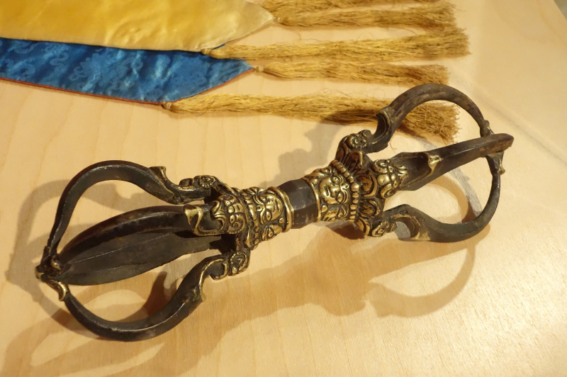 Photo by https://commons.wikimedia.org/wiki/File:Vajra,_Tibet,_11th-12th_century,_iron_and_brass_-_Berkeley_Art_Museum_and_Pacific_Film_Archive_-_DSC04056.JPG