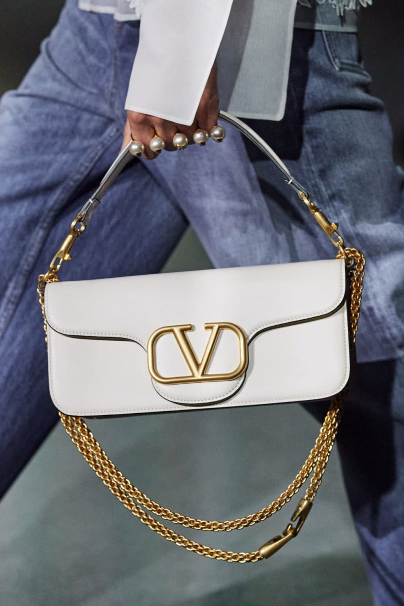 Photo on Spotted Fashion (https://www.spottedfashion.com/valentino-spring-summer-2022-runway-bags-collection/)