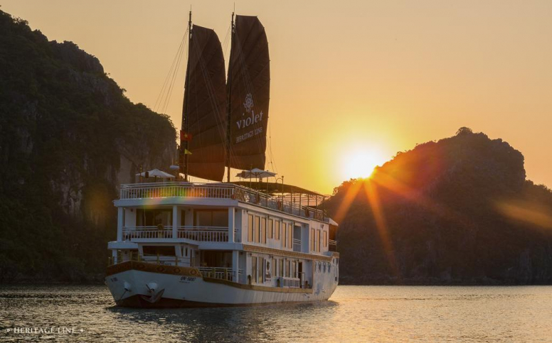 With only six luxury cabins, Heritage Line Violet offers visitors a unique view of the wonder of Ha Long Bay - Source: Agoda
