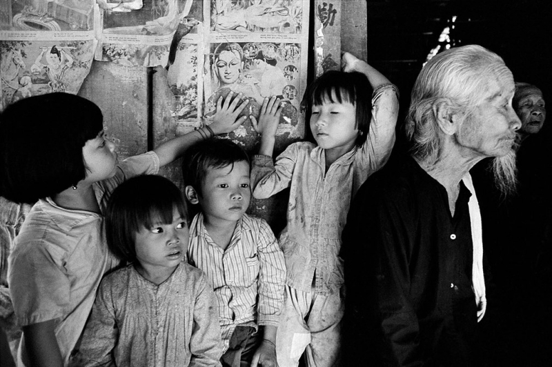 Vietnam's old society; Photo on Flickr: https://www.flickr.com/photos/13476480@N07/31570630303