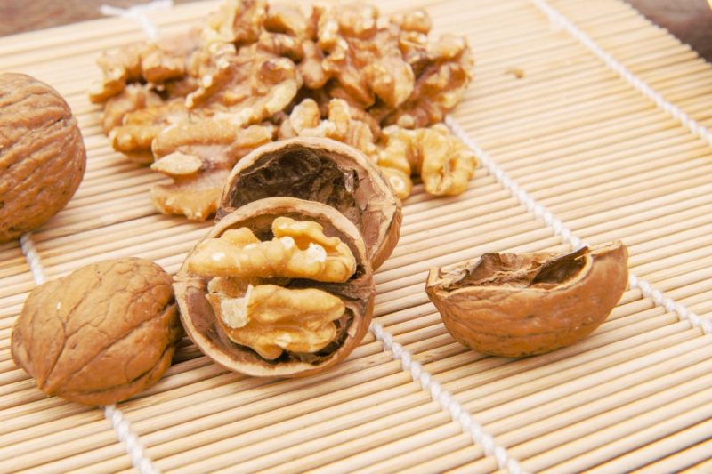 Walnuts (photo: https://www.medicalnewstoday.com/)