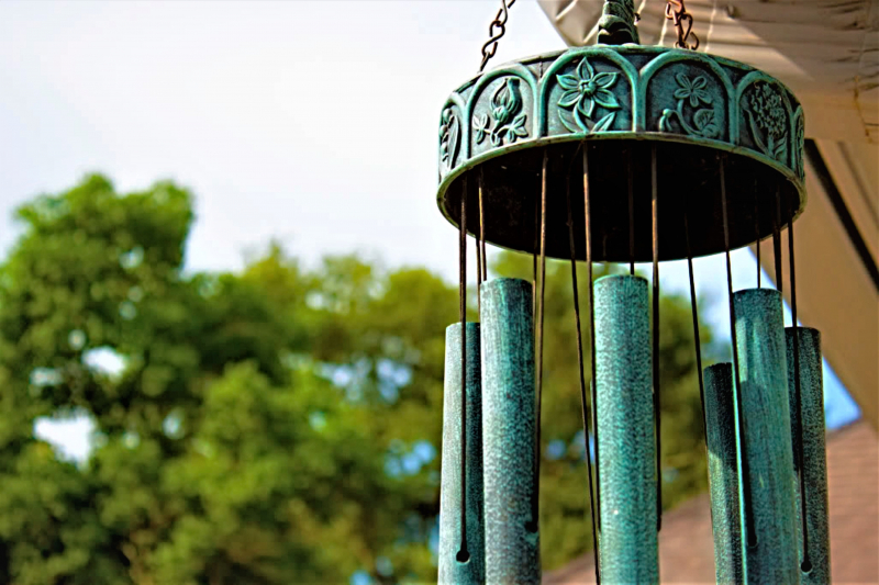 Photo by https://commons.wikimedia.org/wiki/File:Wind_chime.jpg