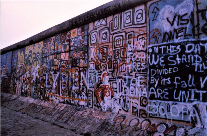 Photo on Wiki: https://commons.wikimedia.org/wiki/File:Berlin_Wall_graffiti_1986.jpg