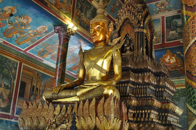 Photo on Wikimedia Commons (https://commons.wikimedia.org/wiki/File:Wat_Phnom-_Buddha_in_the_Central_shrine_%2814064735240%29.jpg)