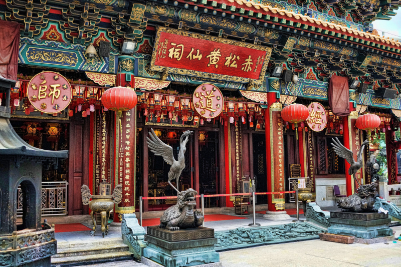 https://www.travelmag.com/articles/things-to-do-in-hong-kong/