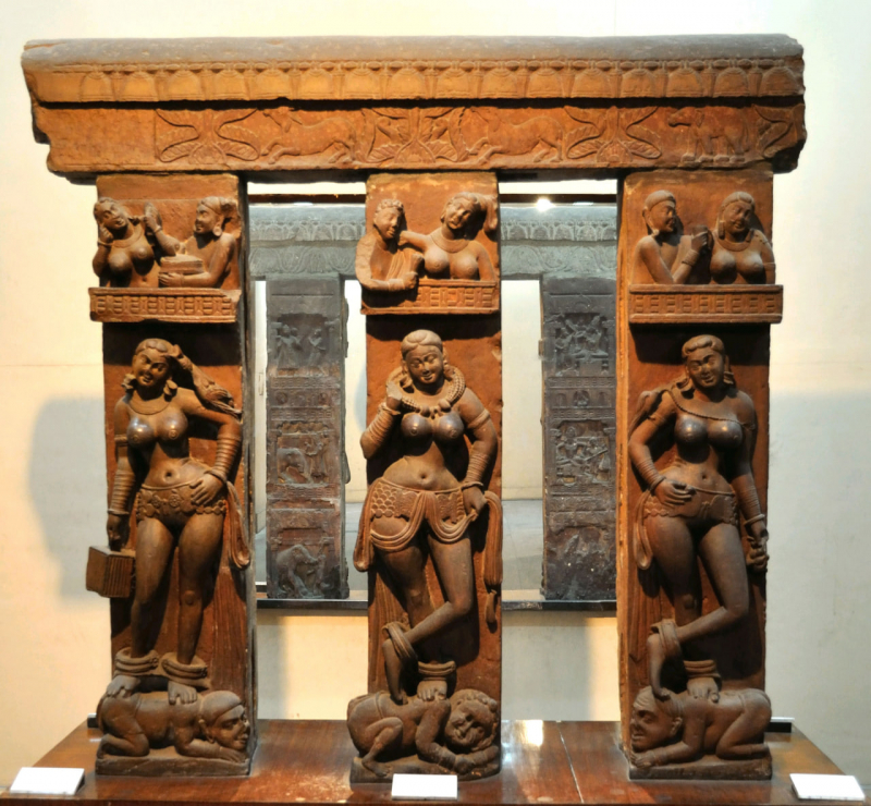 Photo on Wikimedia Commons (https://commons.wikimedia.org/wiki/File:Bhutesvara_Yakshis_Mathura_reliefs_2nd_century_CE_front.jpg)