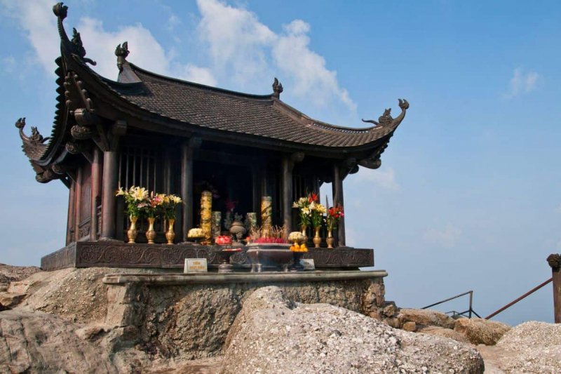 Screenshot of https://vietnamdiscovery.com/attractions/yen-tu-pagoda/