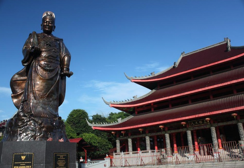 The Statue of Zheng He in Front of Sam Poo Kong Temple - harindabama.com
